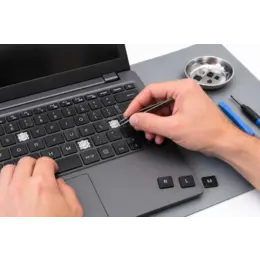 Vervangen en plaatsen van een laptoptoets
