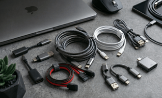 Assortiment kabels en converters zoals HDMI, USB-C adapters en DisplayPort