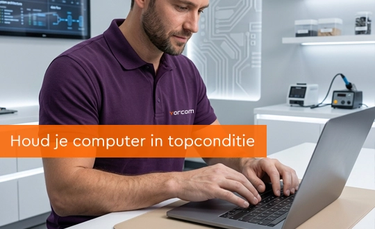 Professionele computertechnicus voert een complete APK-onderhoudsbeurt uit op een laptop.