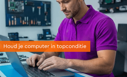 Professionele computertechnicus voert een complete APK-onderhoudsbeurt uit op een laptop.