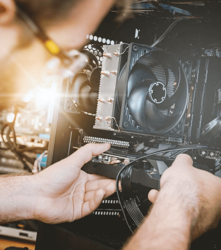 techneut is een pc aan het bouwen